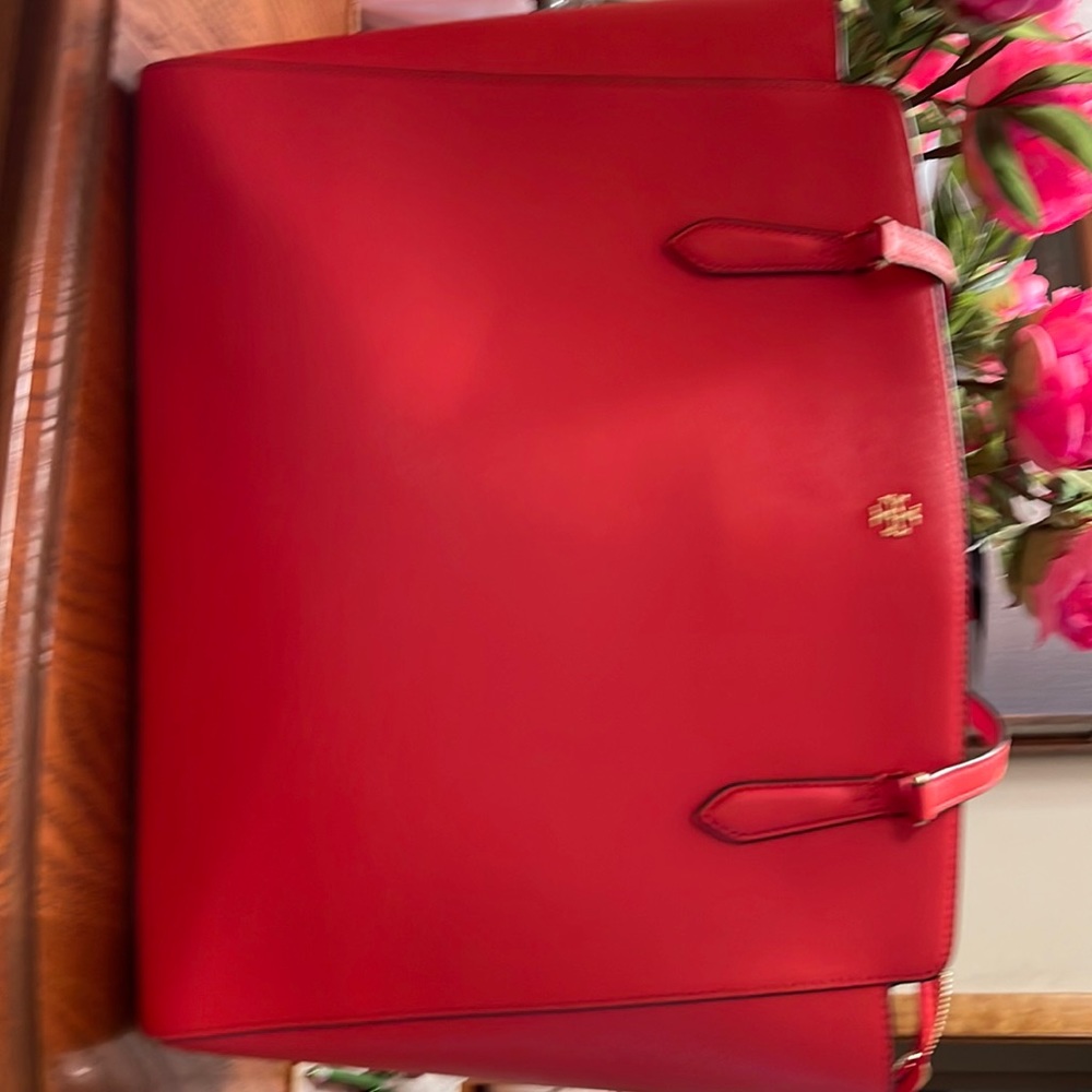 Tory Burch Shoulder bag. Coral/Samba color. Zip top.